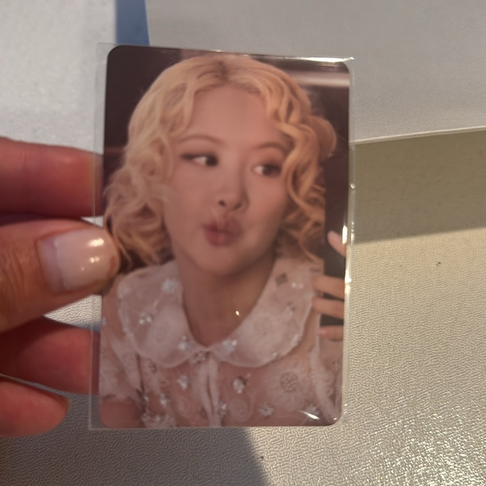 BLACKPINK ROSIE ROSE APT Pins lot - Picture 4 of 8